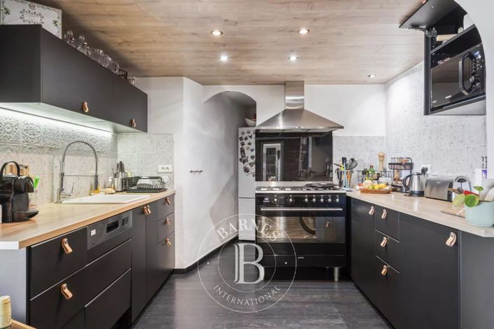 Image No.9-6 Bed House for sale