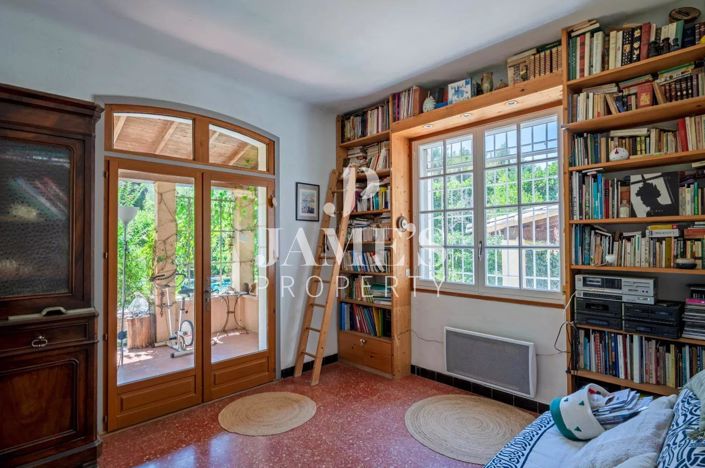 Image No.6-5 Bed House for sale