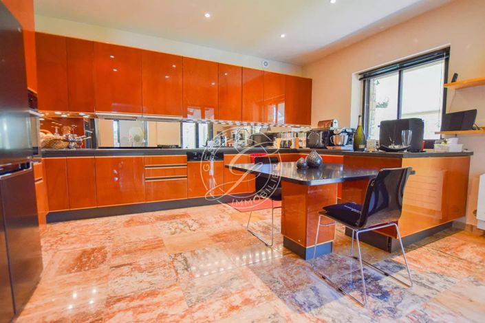 Image No.11-5 Bed House for sale