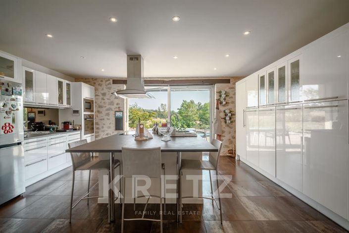 Image No.9-6 Bed House for sale