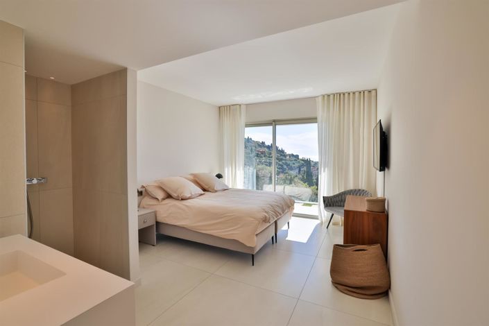 Image No.17-6 Bed House for sale