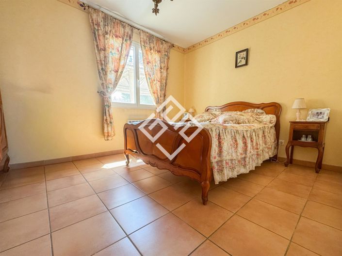 Image No.8-3 Bed House for sale