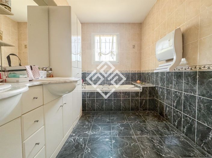 Image No.9-3 Bed House for sale