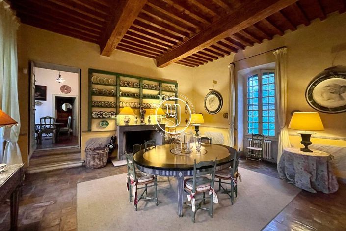 Image No.8-10 Bed House for sale