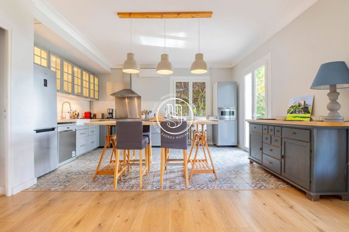 Image No.8-18 Bed House for sale