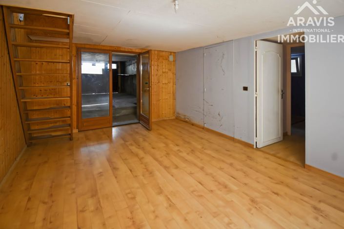 Image No.10-1 Bed House for sale