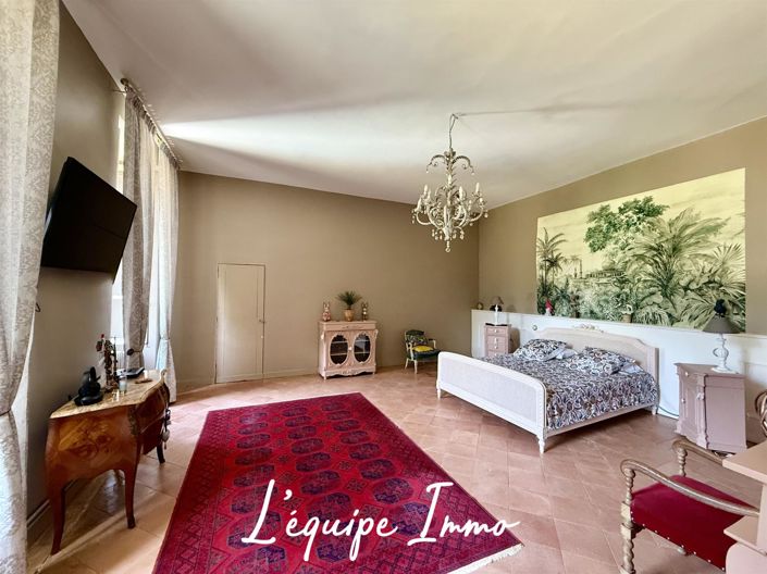 Image No.12-6 Bed Property for sale