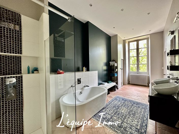 Image No.17-6 Bed Property for sale