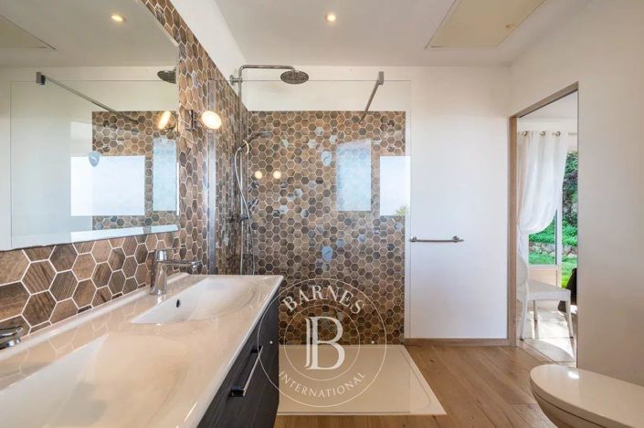 Image No.16-7 Bed House for sale