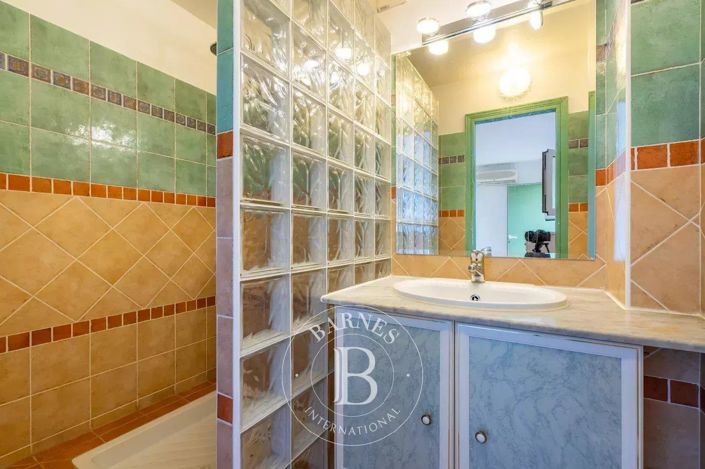 Image No.23-7 Bed House for sale