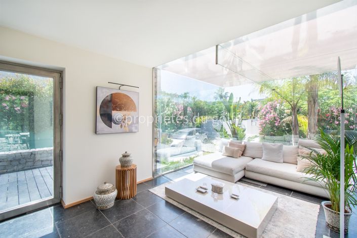 Image No.8-5 Bed House for sale