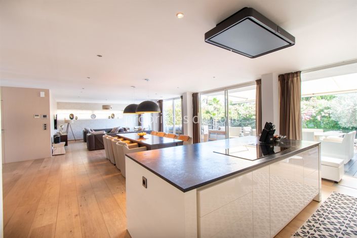 Image No.9-5 Bed House for sale