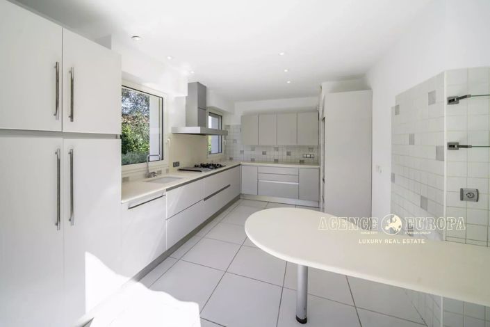 Image No.8-4 Bed House for sale