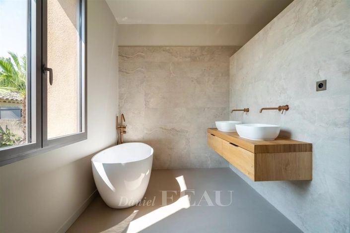 Image No.9-4 Bed House for sale