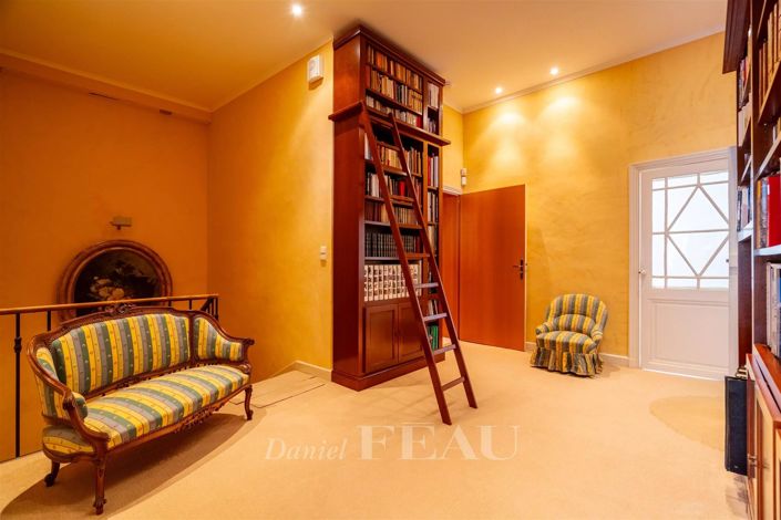 Image No.12-8 Bed House for sale