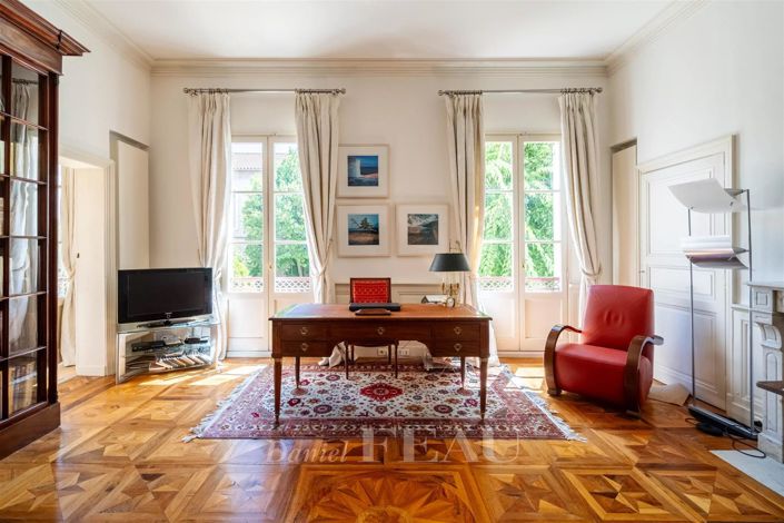 Image No.6-8 Bed House for sale