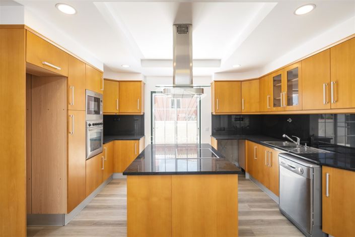 Image No.11-3 Bed House for sale