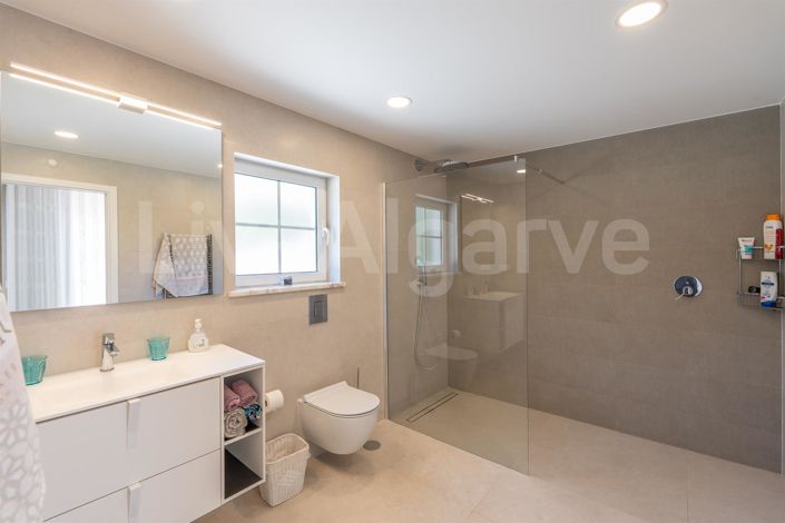 Image No.18-5 Bed House for sale