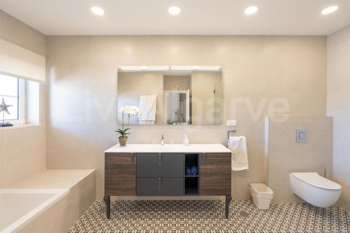 Image No.24-5 Bed House for sale