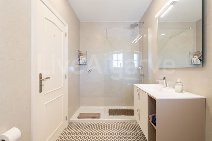 Image No.31-5 Bed House for sale