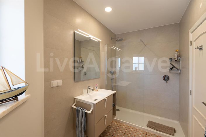 Image No.34-5 Bed House for sale