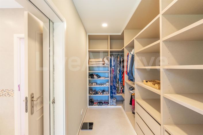 Image No.38-5 Bed House for sale