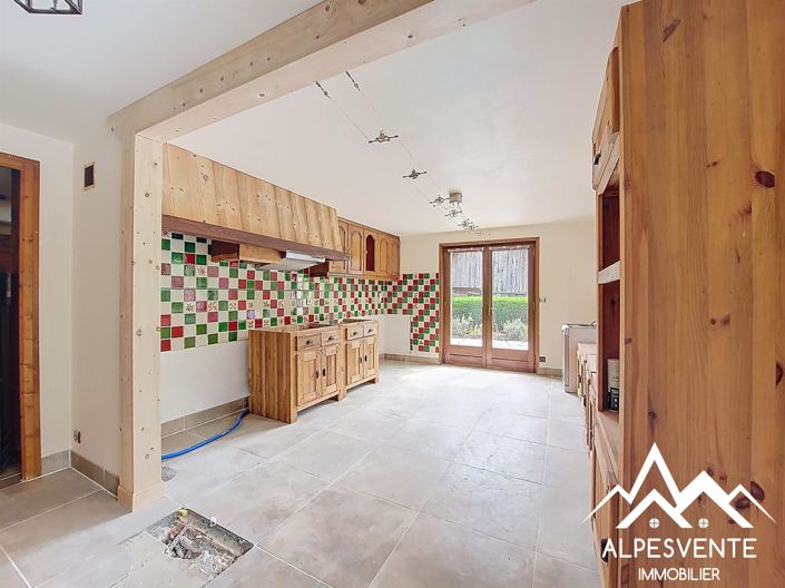 Image No.16-6 Bed House for sale