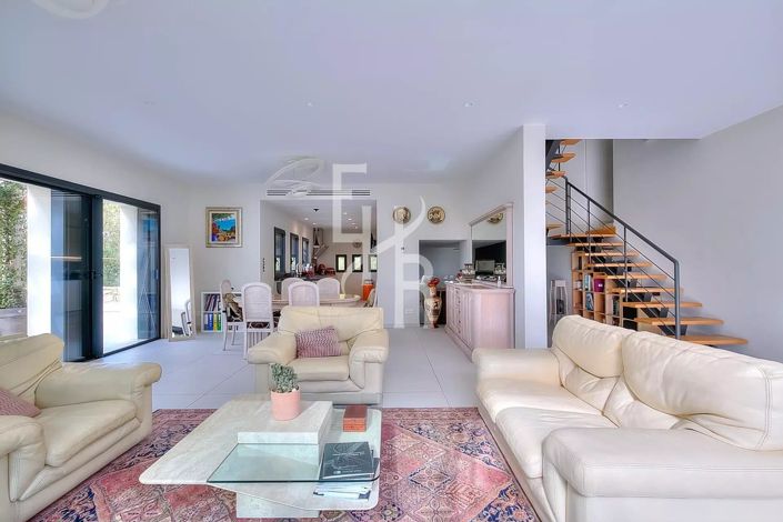 Image No.2-4 Bed House for sale