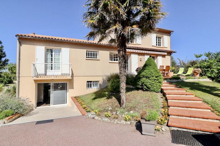 Image No.17-6 Bed House for sale