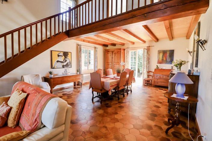 Image No.6-6 Bed House for sale