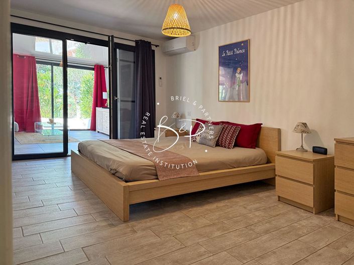 Image No.8-5 Bed House for sale