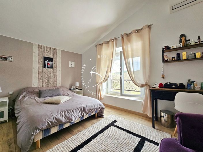 Image No.10-7 Bed House for sale