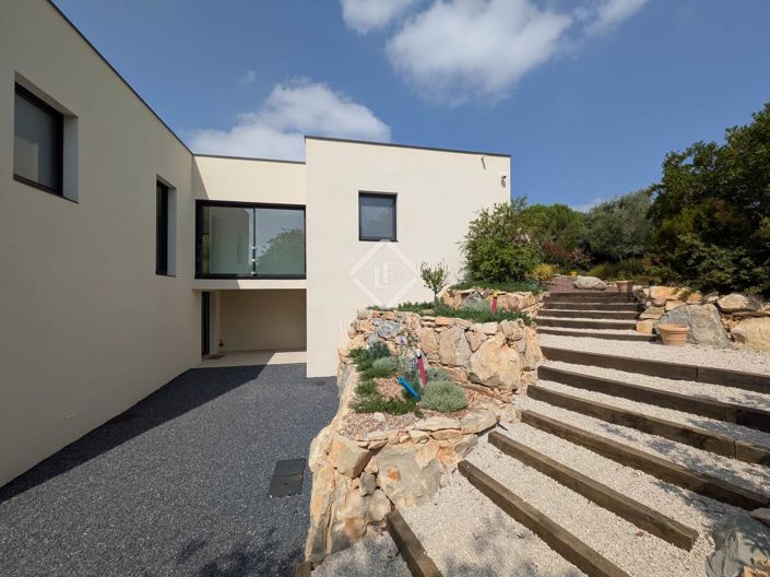 Image No.42-3 Bed House for sale