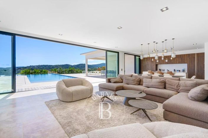 Image No.4-6 Bed House for sale