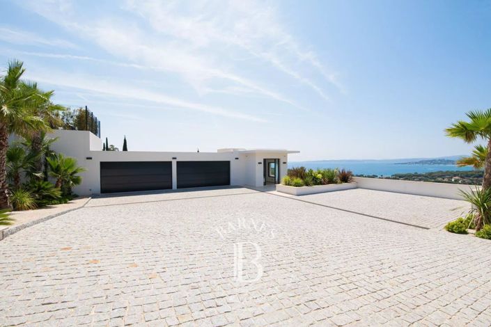 Image No.8-6 Bed House for sale