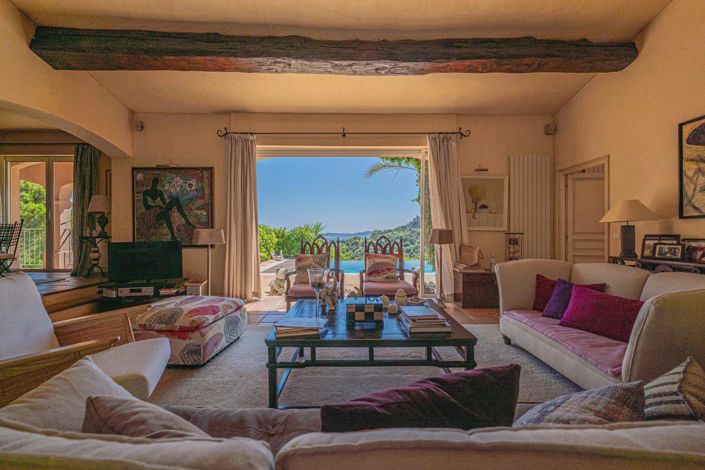 Image No.8-6 Bed House for sale