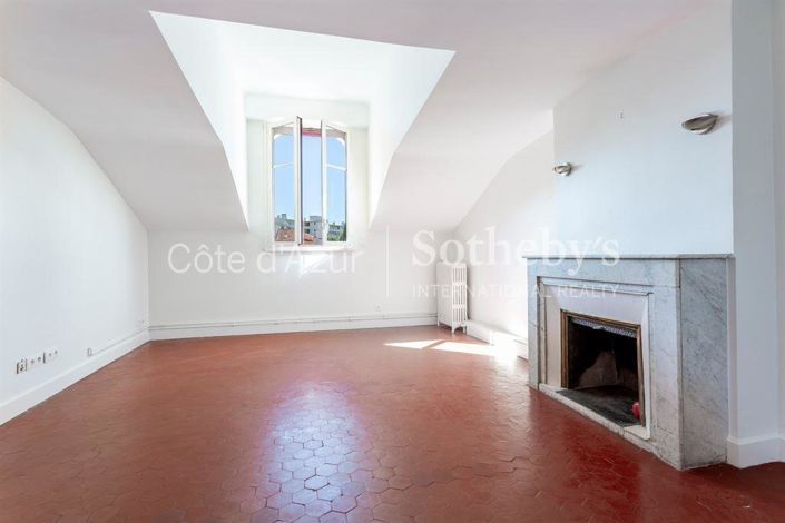 Image No.10-6 Bed Property for sale