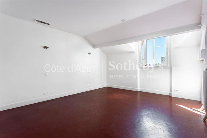 Image No.11-6 Bed Property for sale