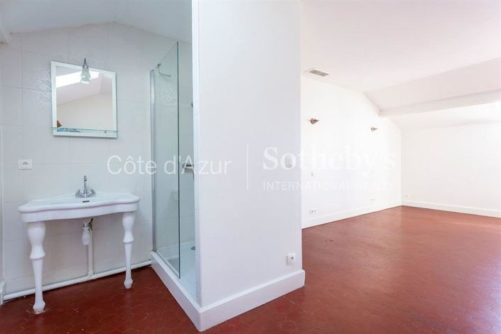 Image No.12-6 Bed Property for sale