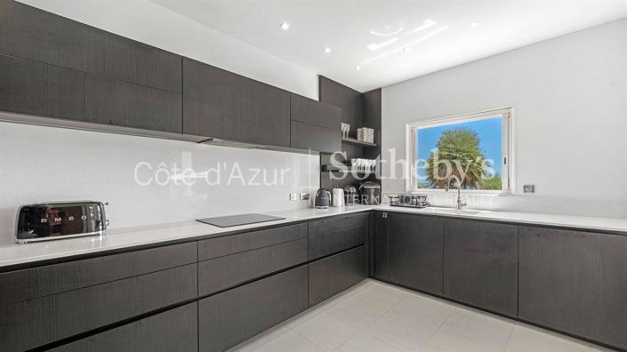 Image No.18-4 Bed Property for sale