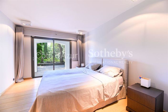 Image No.10-7 Bed Property for sale