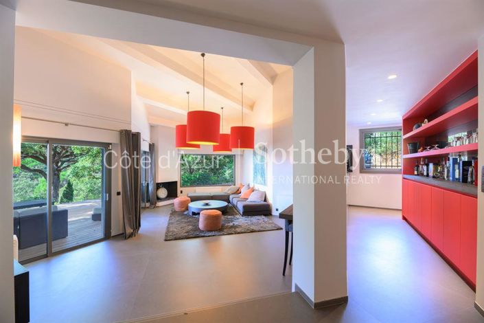 Image No.9-7 Bed Property for sale