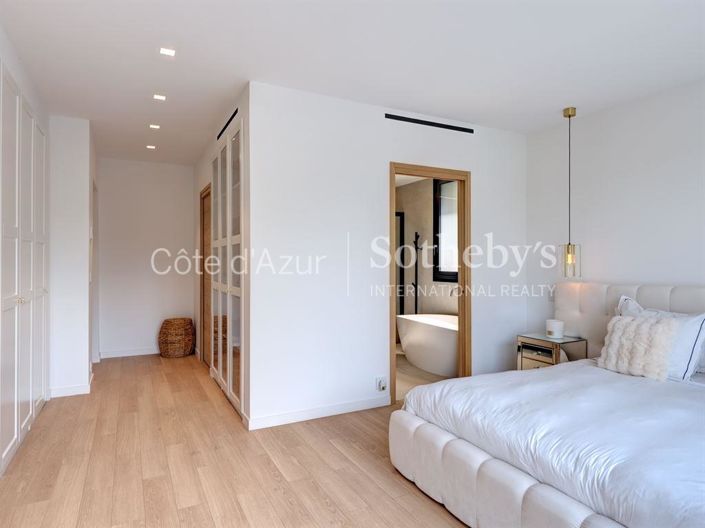 Image No.12-5 Bed Property for sale