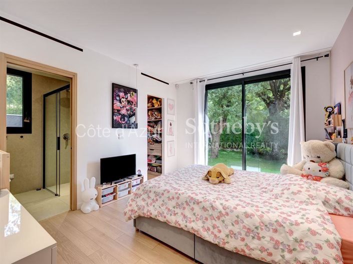 Image No.14-5 Bed Property for sale