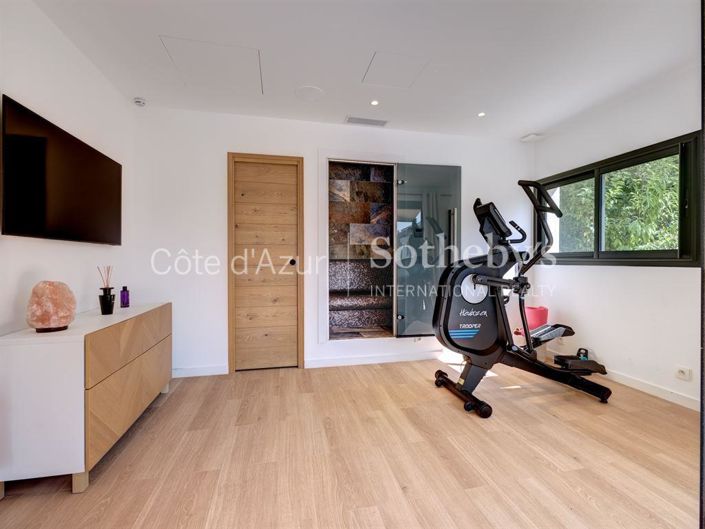 Image No.18-5 Bed Property for sale