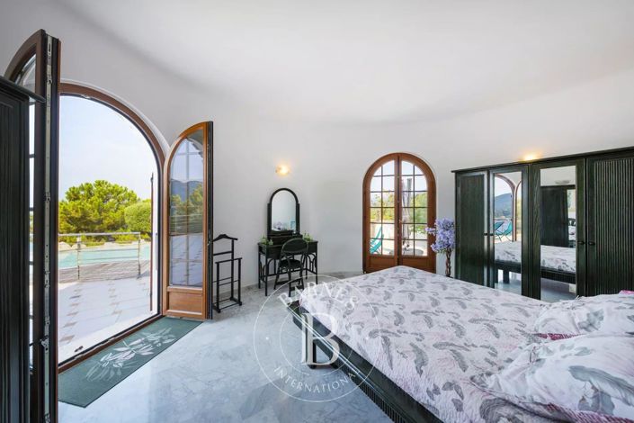 Image No.10-3 Bed House for sale