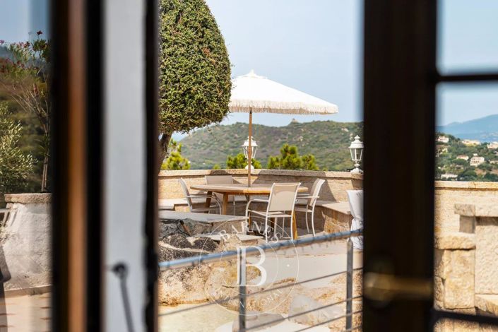 Image No.17-3 Bed House for sale