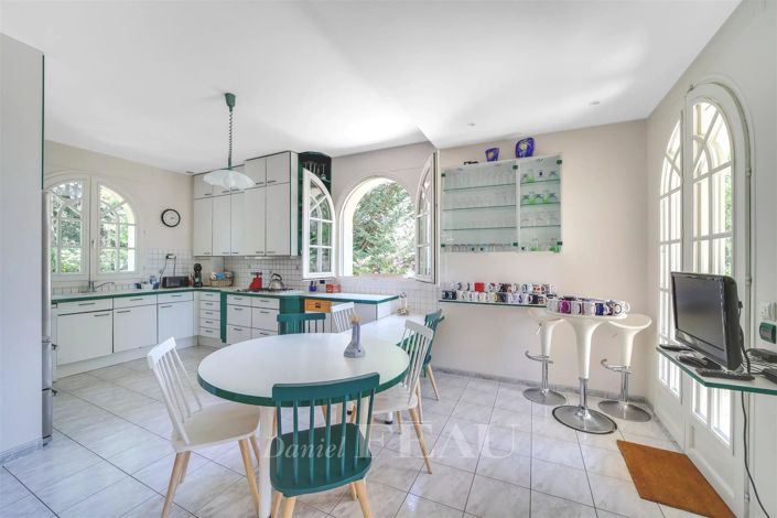 Image No.8-5 Bed House for sale