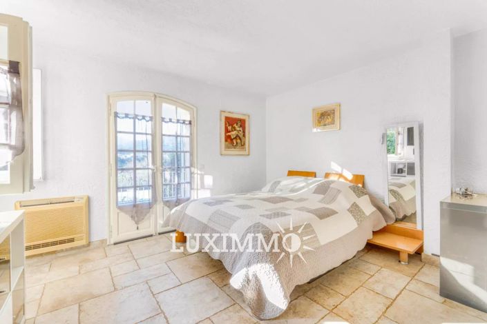 Image No.8-6 Bed House for sale