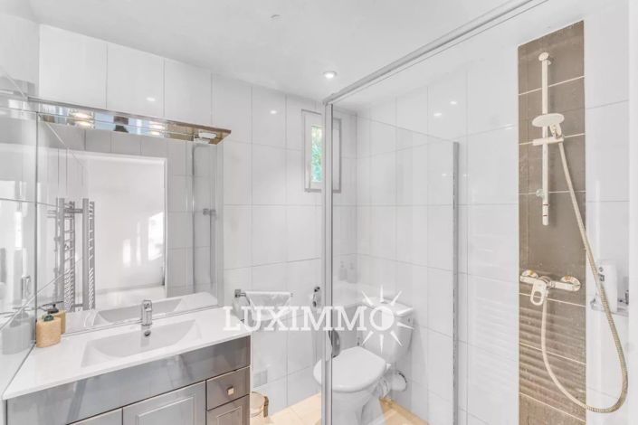 Image No.9-6 Bed House for sale